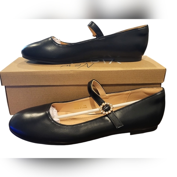Viapipa Mary Jane Matte Black Shoes with Jeweled Clasp NEW Size 9.5 - Picture 1 of 11